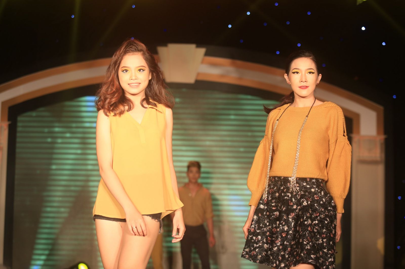 Các người mẫu đang trình diễn BST lấy cảm hứng từ gam màu Vàng Hoàng Kim.